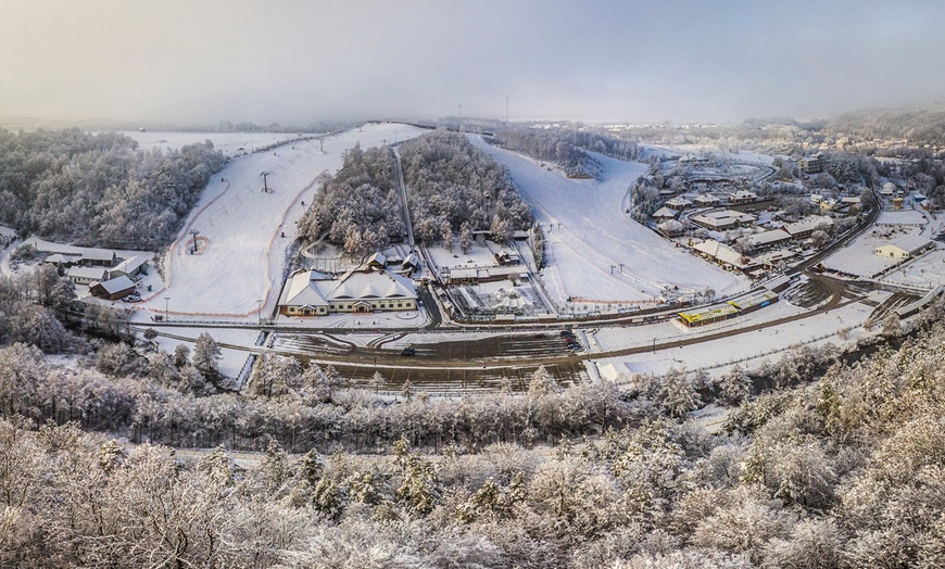 Image 1: Zima, zabawa i przygoda: całodzienne karnety narciarskie