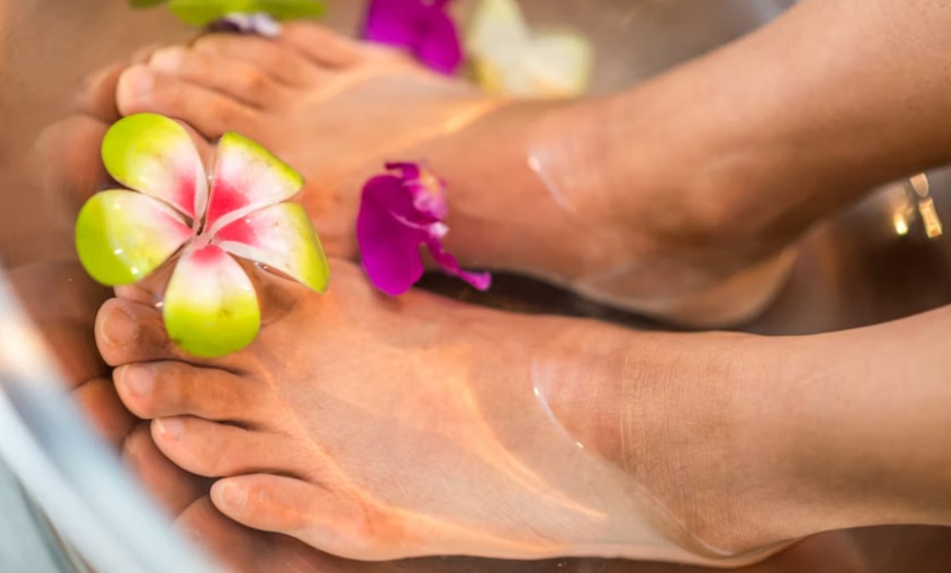 Image 1: Sublimez vos ongles et vos cheveux pour Noël avec le salon Estaz