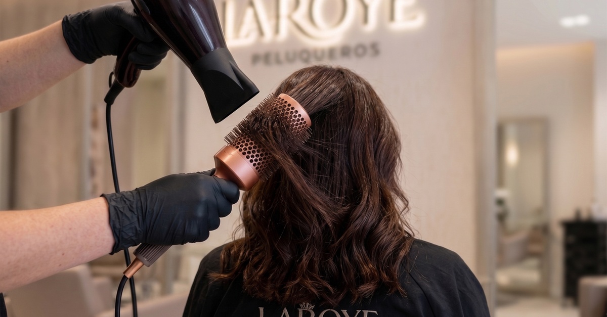 Sesión de peluquería con corte y peinado en Madrid