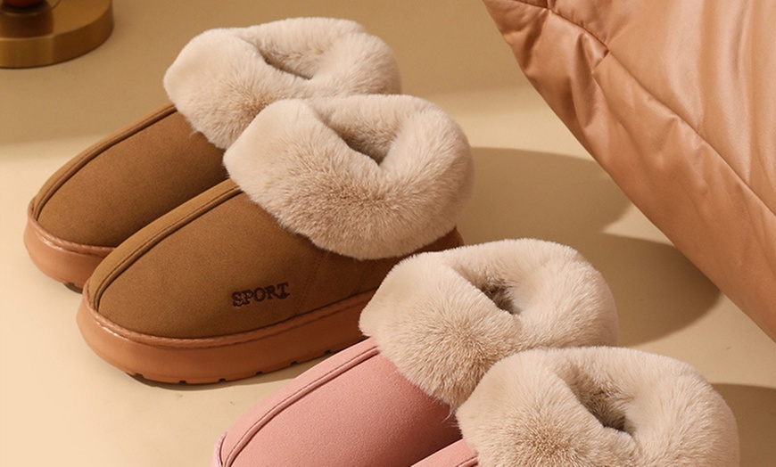 Image 5: Padded furry non-slip shoes