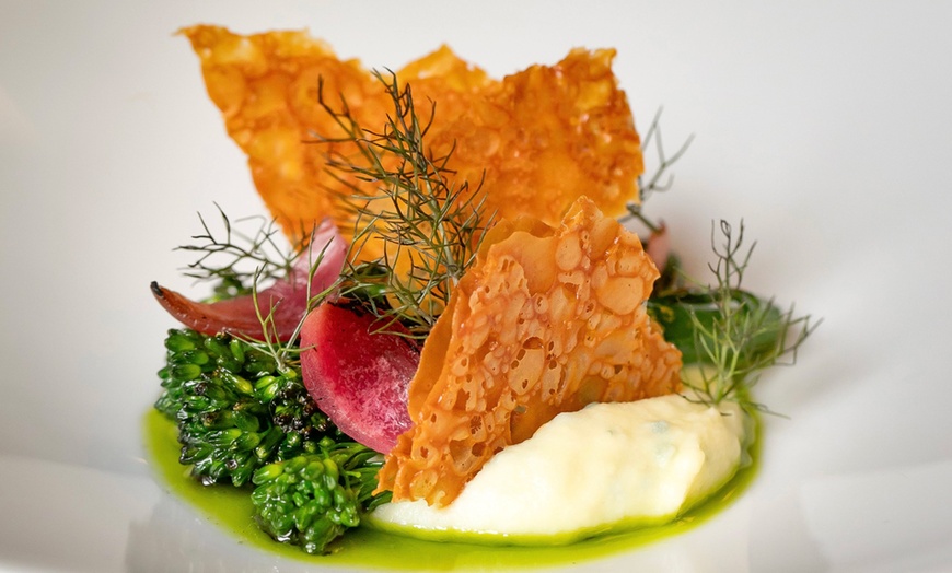 Image 10: Entdecke den kulinarischen Himmel: 6-Gänge-Menü im Michelin-Restaurant
