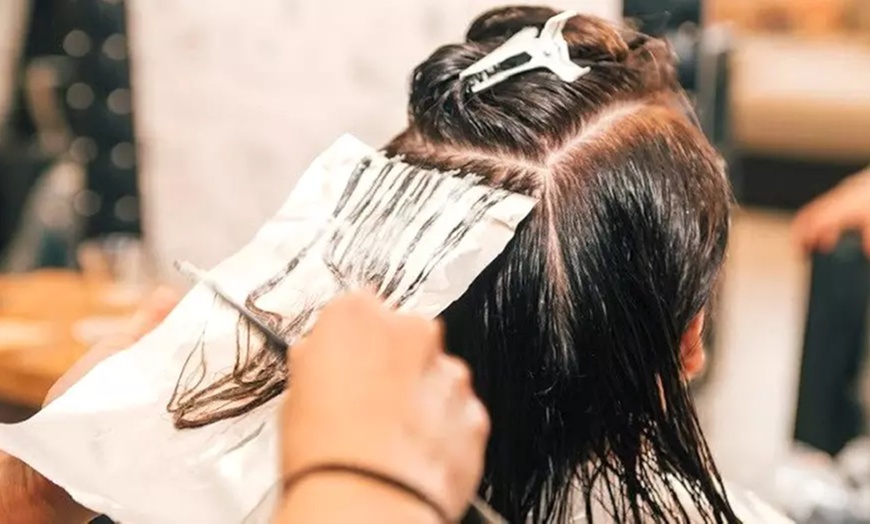 Image 3: Sesión de peluquería con tinte y brillo o tratamiento con activos