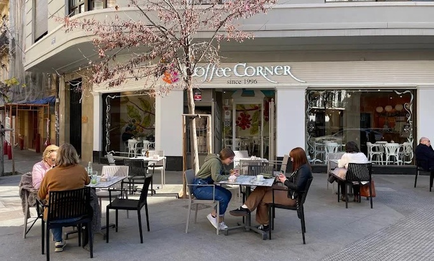 Image 25: Brunch o merienda  para 2 o 4 con platos dulces, salados y bebidas