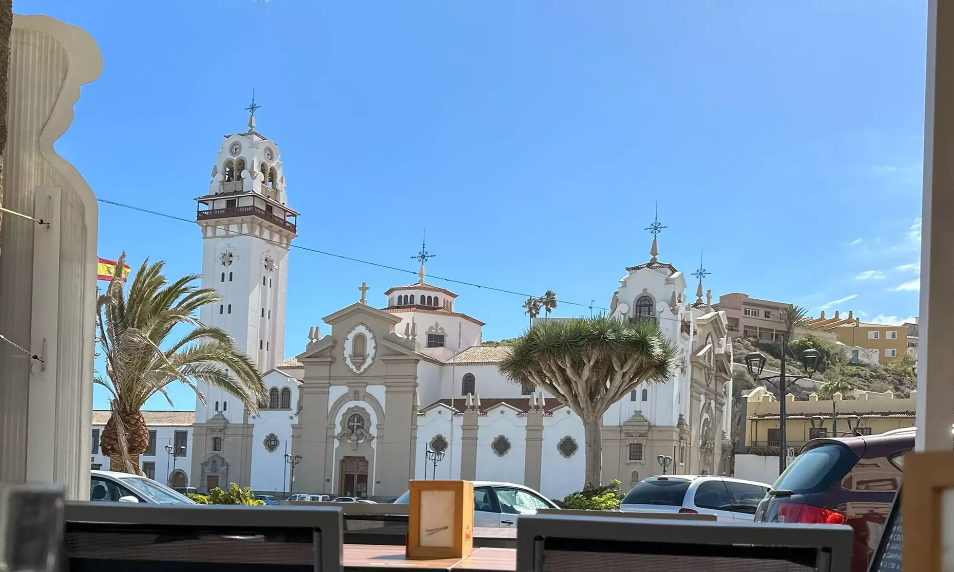 Menú de parrillada de pescado con entrante, postre y botella de vino