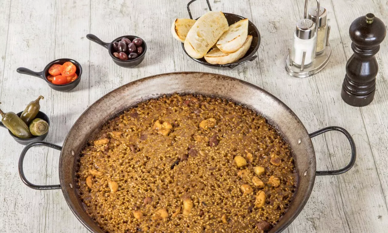 Menú mediterráneo para 2 o 4 con postres y vino con vistas al mar