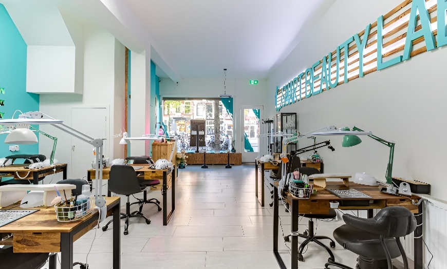 Image 7: Manicure of nagelbehandeling naar keuze