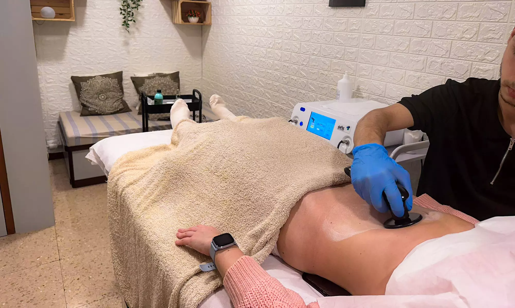 Luce una piel radiante con radiofrecuencia INDIBA y masaje drenante con duración a elegir, ahorra hasta un 54% - Second Medium