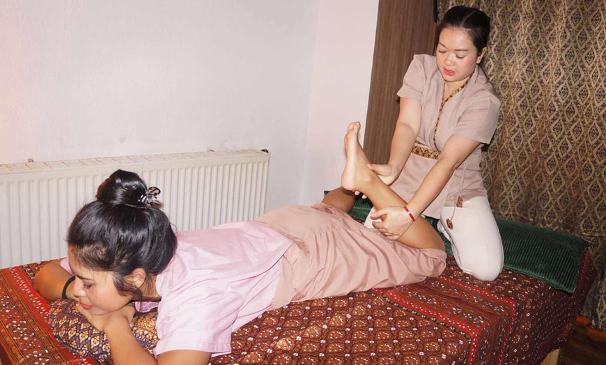 Image 3: Traditionelle Thai-, klassische Thai-Öl- oder Rücken-Nacken-Massage 