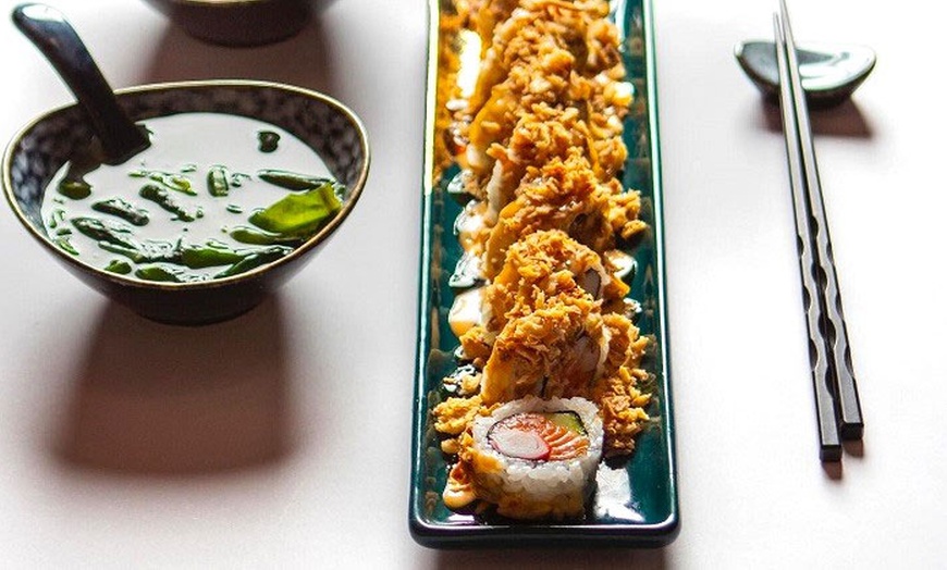 Image 18: Menú japonés para 2 o 4 personas con opciones clásicas o gourmet