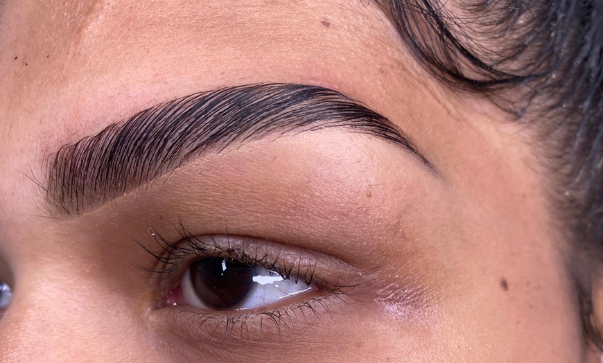 Image 9: Laminado de cejas con diseño, depilación y tinte de cejas y pestañas