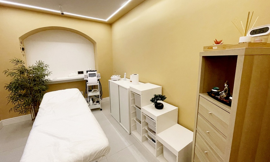 Image 2: 2 o 4 sesiones de vendas frías, lipolaser y masaje drenante