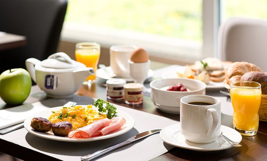 Image 1: Frühstücksbuffet inkl. 1 Glas Sekt für 2 oder 4 Personen