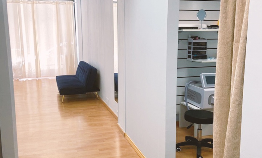 Image 2: Tratamiento facial efecto rejuvenecimiento BBGlow con dermapen