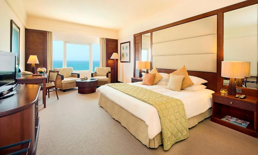 Image 2: Abu Dhabi: One Night Stay with Breakfast and Dinner