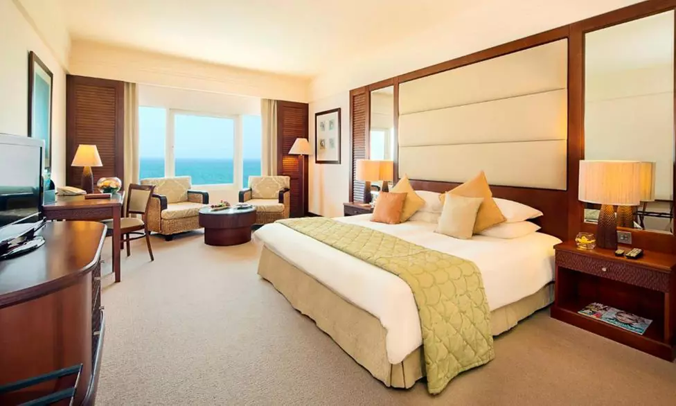 Abu Dhabi: One Night Stay with Breakfast and Dinner