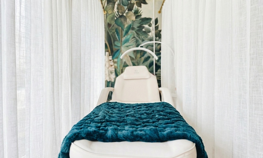 Image 4: Sleek Style Awaits: XL Shampoo or Shampoo with Press and Curl