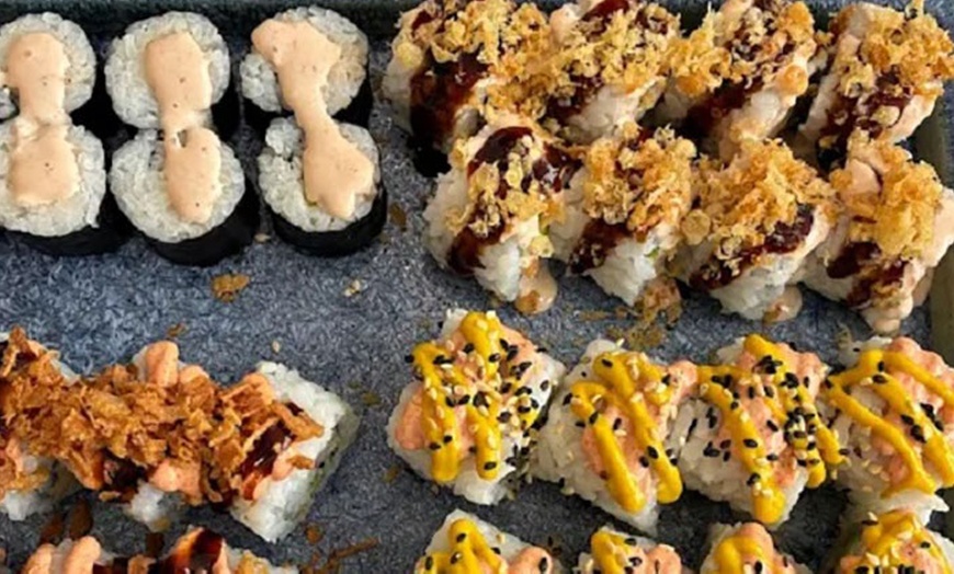 Image 5: Combo de sushi para 2 o 4 con 34 o 68 piezas a elegir y bebidas