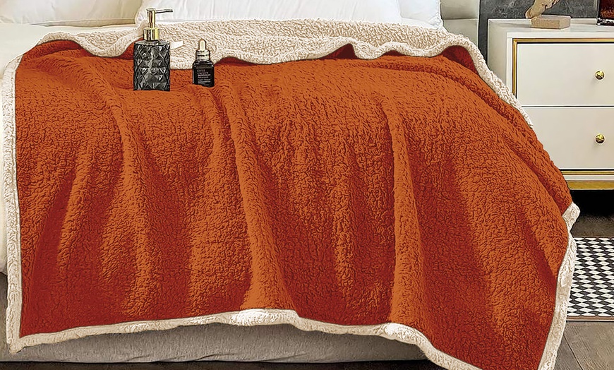 Image 12: Manta cálida con tacto de borreguito y microfibra suave