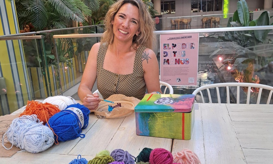 Image 2: Taller para crear tu bolso personalizado con barra libre de vino