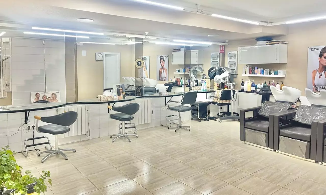 Sesión de peluquería con lavado, hidratación, masaje craneal, corte y opción a color y/o mechas en Marta de Gea - Primary Image