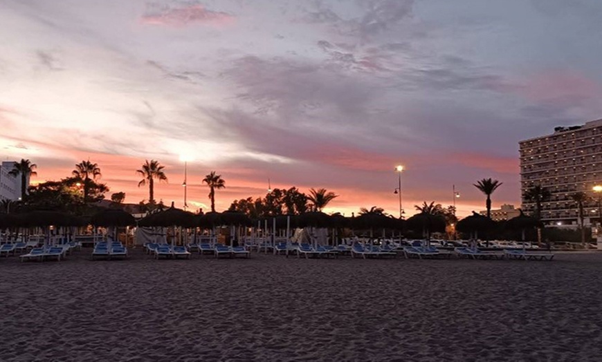 Image 5: Taller de pintar tu taza-beach club Playa Santa con bebida para 1 o 2