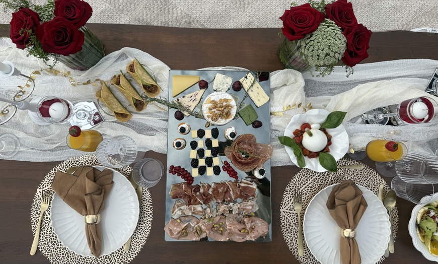 Image 3: Picnic de pareja o de grupo con vino, agua y aperitivo