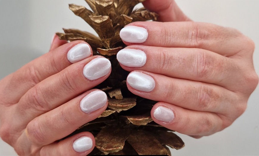 Image 2: Maniküre und/oder Pediküre mit Shellac für 1 Person