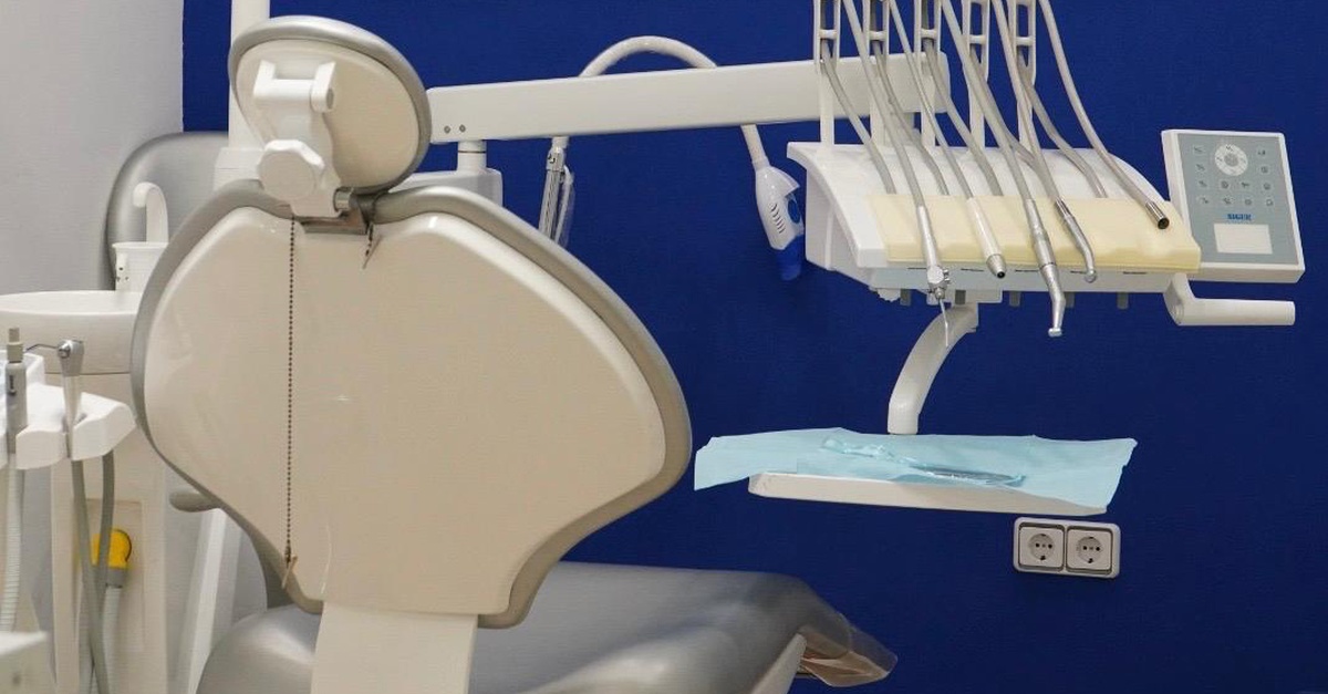 Sesiones de blanqueamiento dental LED con revisión en Madrid