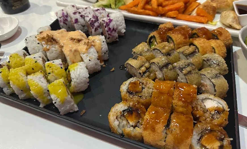 Image 2: Menú de sushi para llevar con bebida para 2 o 4 personas 