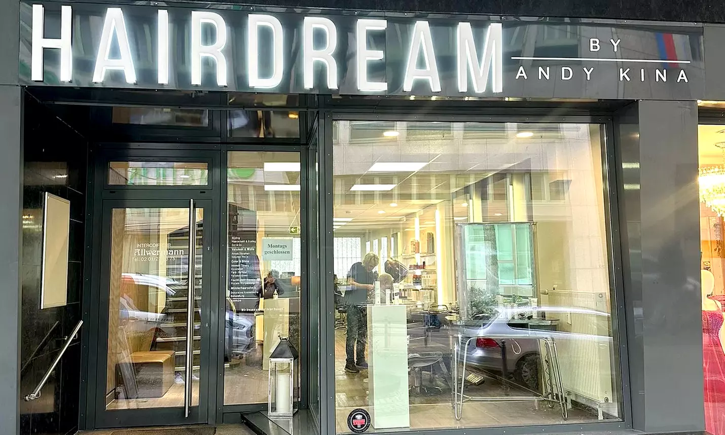 Damen-Haarschnitt mit Augenbrauenpflege oder Ansatzfarbe