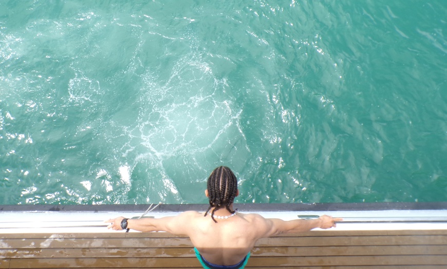 Image 10: Paseo en catamarán de 90 minutos con baño en alta mar y 1 bebida