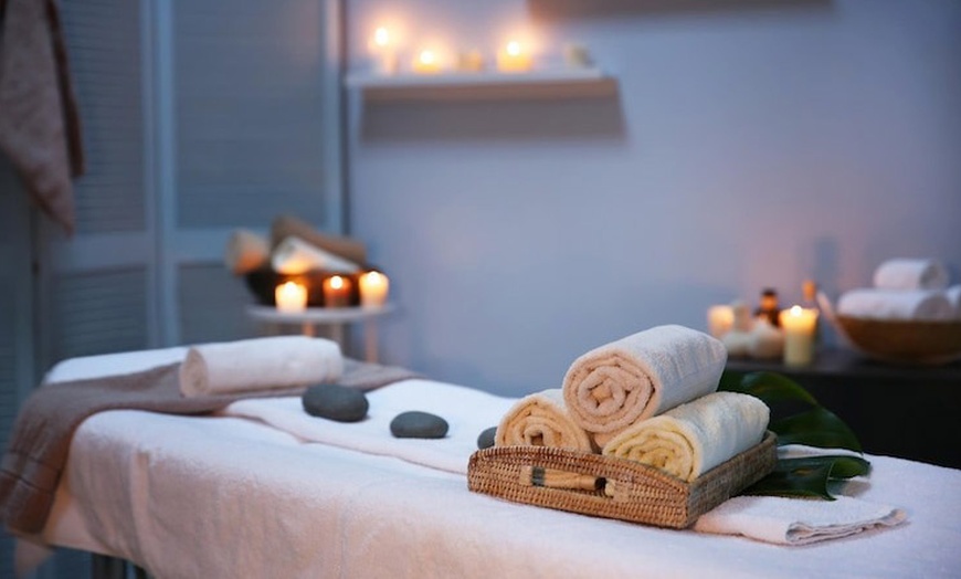 Image 2: 1 o 2 sesiones de masaje relajante de 45 o 60 minutos para 1 persona