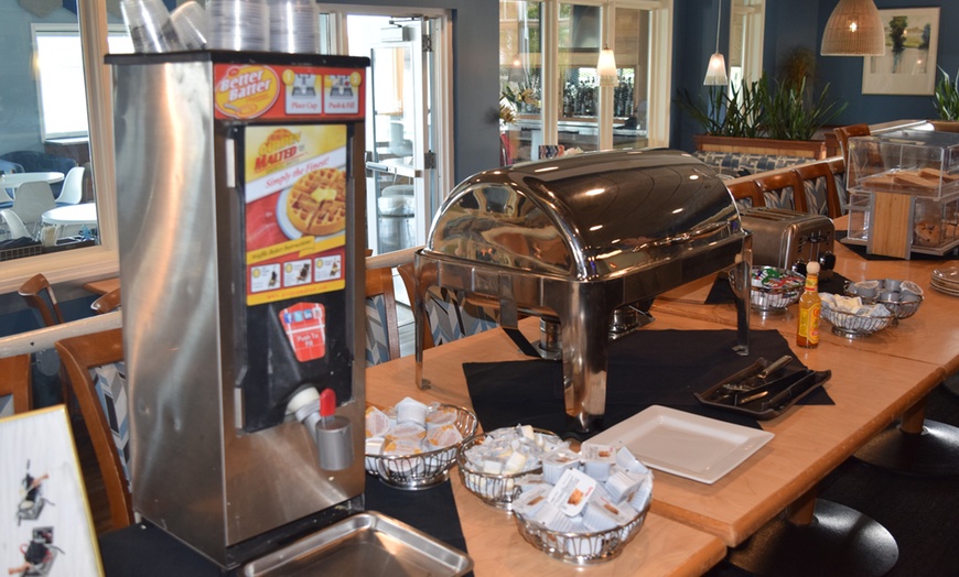 Image 24: Lakeside Resort in the Michigan With Breakfast & Scenic Views