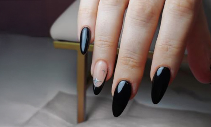 Image 9: 1 sesión de manicura, pedicura, ambas o uñas acrílicas para 1 persona