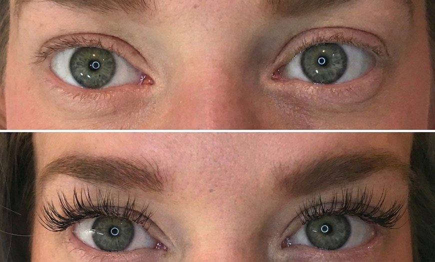 Image 5: Get Stunning Classic and Volume Lashes with Fills