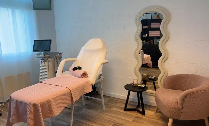 Image 2: 1 jaar lang onbeperkt ontharen in een professionele lasersalon