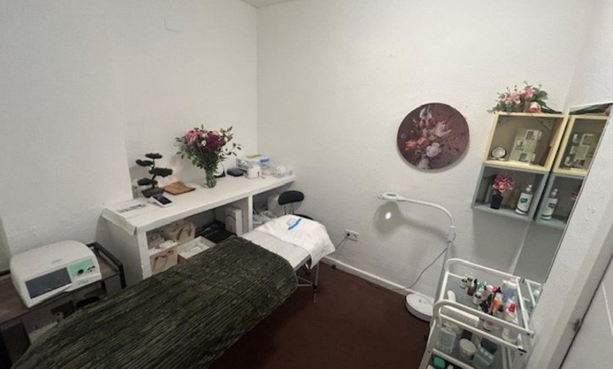 Image 2: Mirada a punto: lifting y tinte, extensiones, laminado de cejas y más