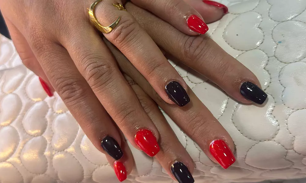 Manicura semipermanente o puesta de uñas de cristal o acrigel