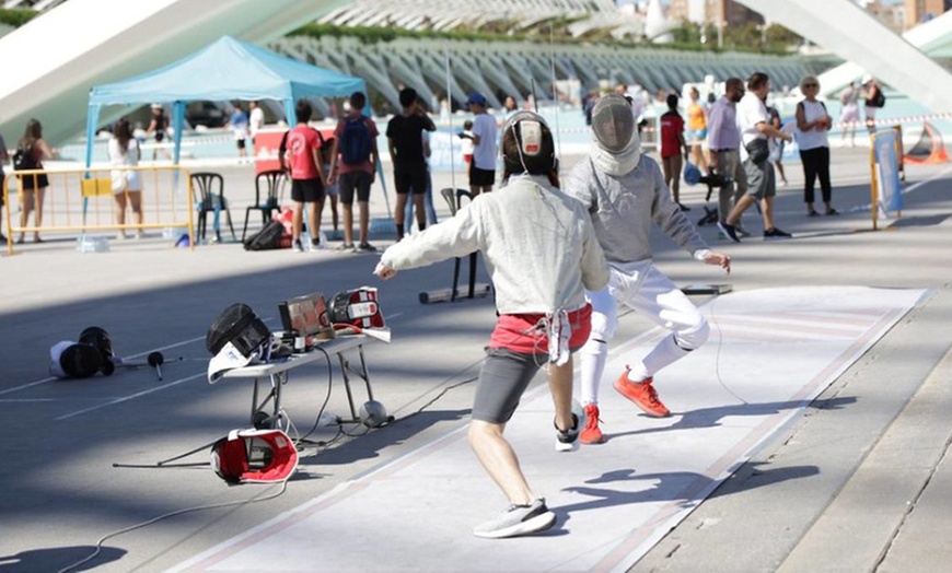 Image 2: Curso de iniciación a la esgrima, con 8 clases, para 1 o 2 personas