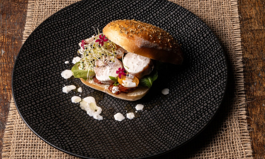 Image 17: Menu authentique en 4 services au restaurant Le Moulin de la Sambuc