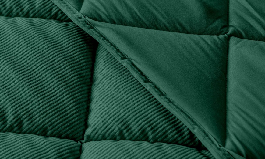 Image 11: Colcha de microfibra para cama doble con tacto aterciopelado