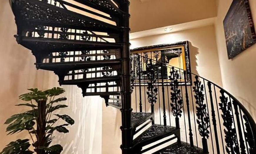 Image 5: 4* London: Standard Double Room Stay with Breakfast