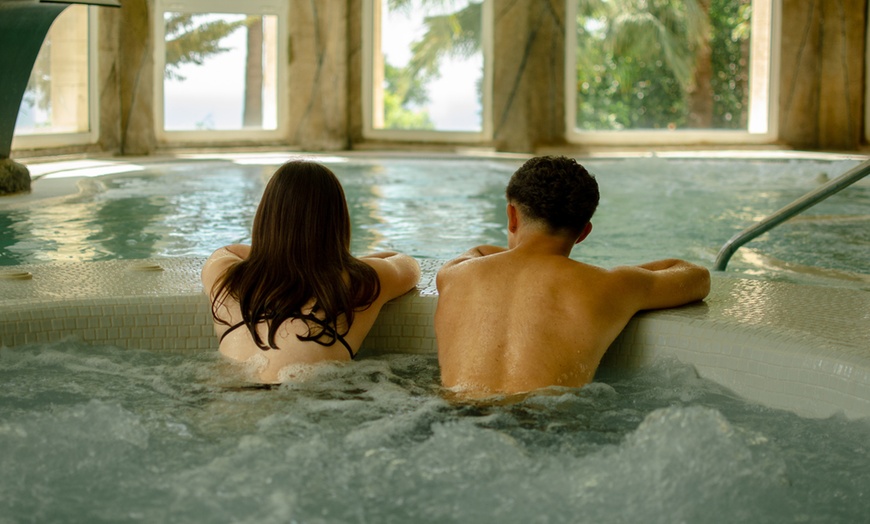 Image 1: Circuito hidrotermal para dos con masaje relajante y chocolate spa 