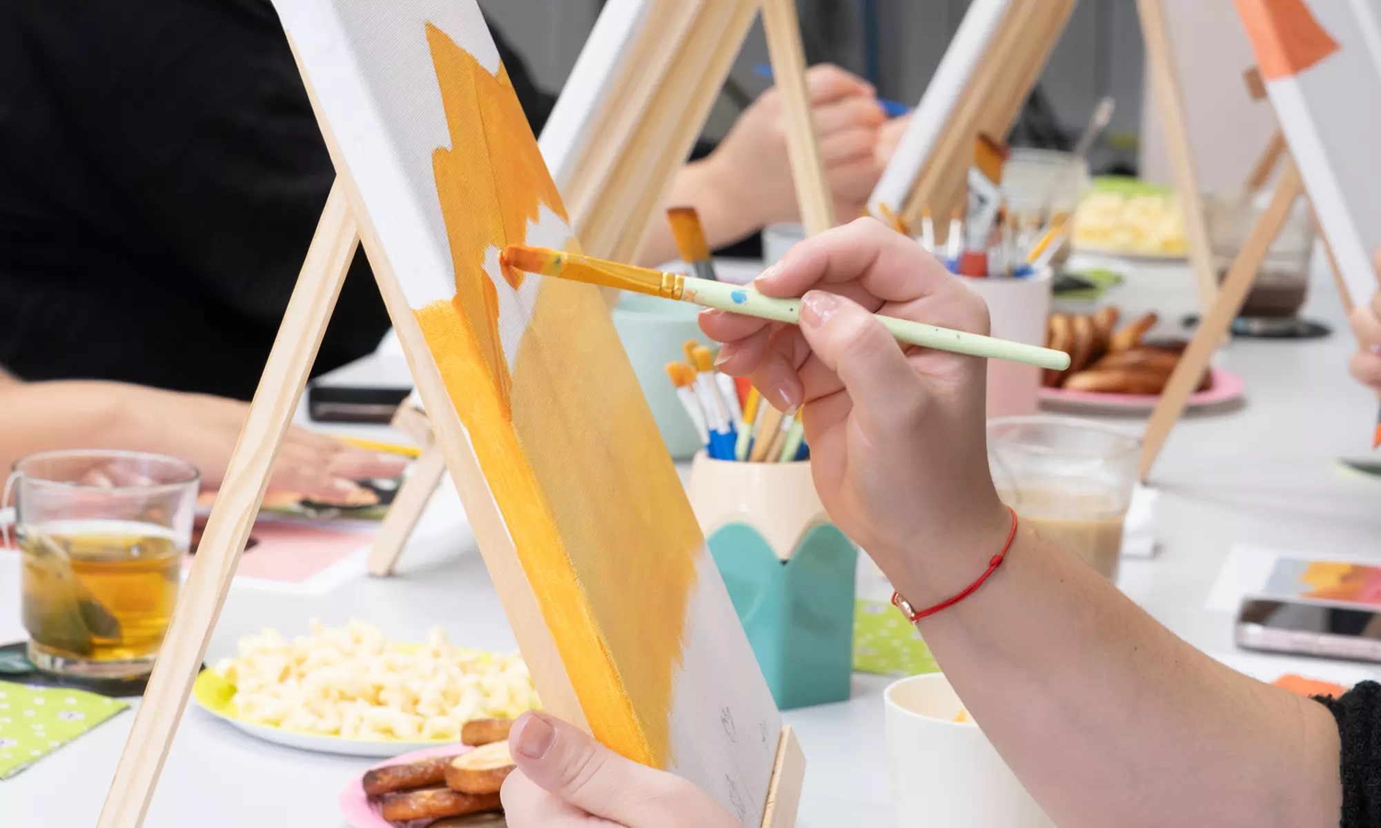 Taller para 1 o 2: pintura de cuadro o tote bag, o clase de maquillaje