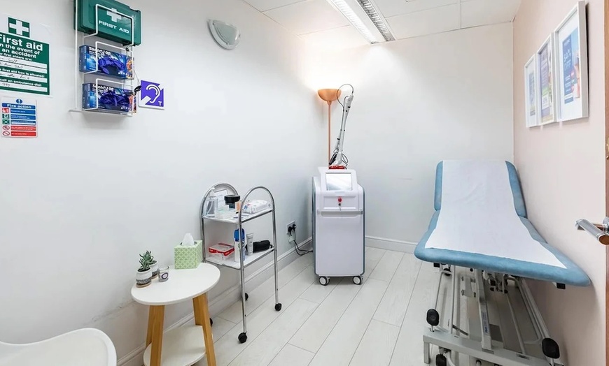 Image 3: Cryolipolysis Fat Freezing Treatment with One or Two Heads