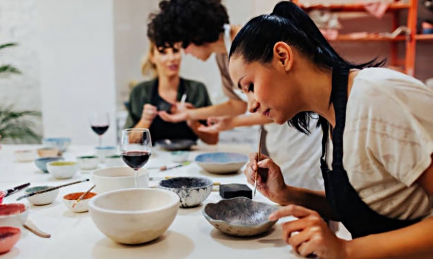 Crea y decora tu propia pieza de cerámica con barra libre y picoteo