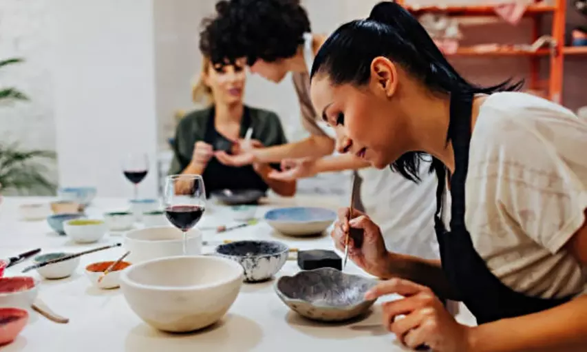 Crea y decora tu propia pieza de cerámica con barra libre y picoteo