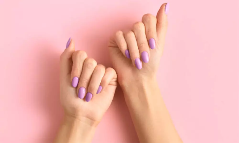 Manicura semipermanente o puesta de uñas de cristal o acrigel
