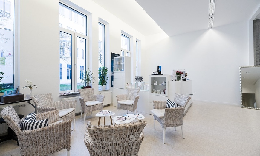 Image 3: Glow & Shape: Gesichtsbehandlung inkl. Augenbrauenpflege 