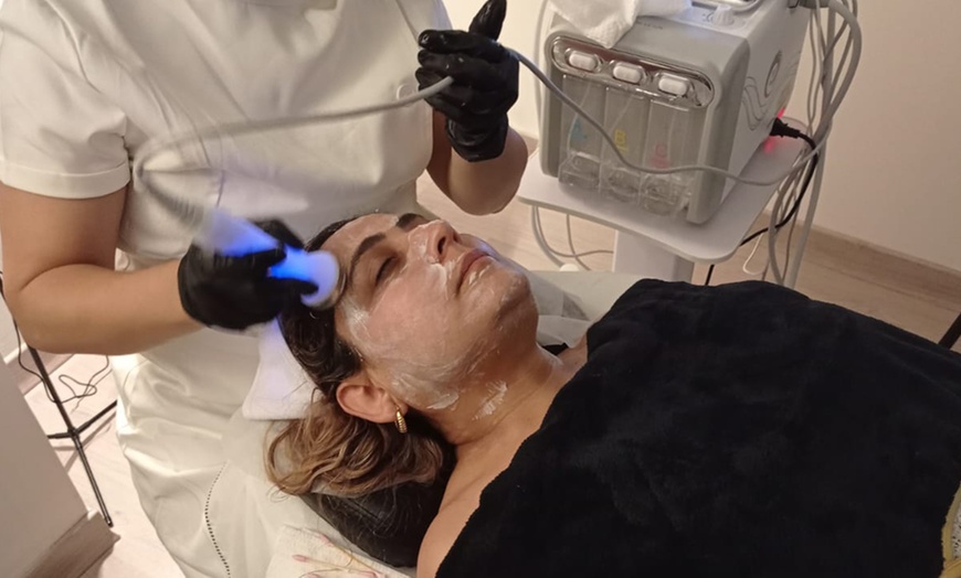 Image 1: Hydra facial, radiofrecuencia, fototerapia y electroestimulación